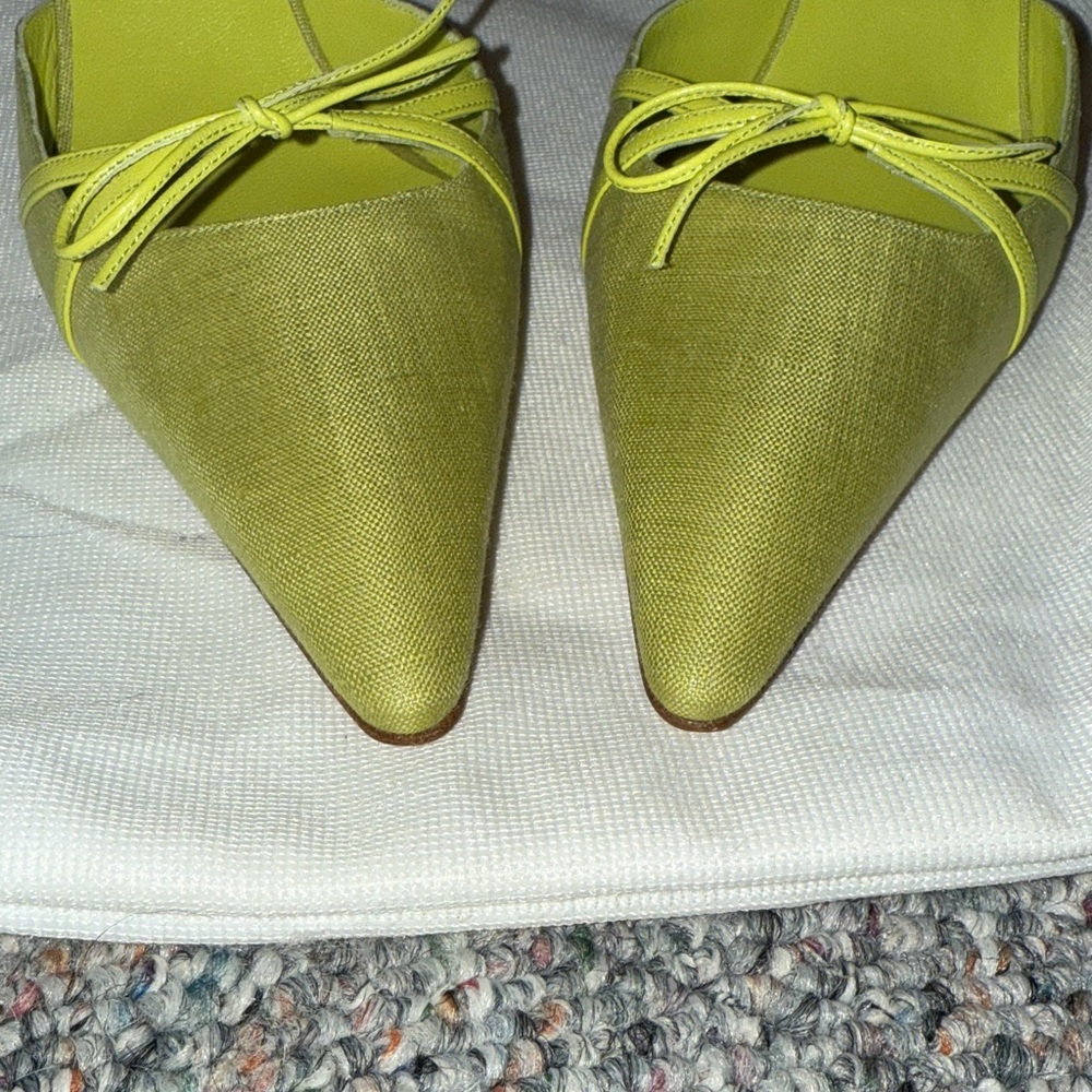 Manolo Blahnik Vibrant Green Pointed Heels - Picture 3 of 16